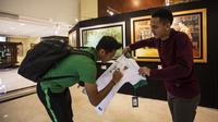 Pemain Timnas Indonesia, Septian David, memberikan tanda tangan kepada suporter yang menunggu di Hotel Sultan, Jakarta, Selasa (13/11). Timnas Indonesia akan melawan Timor Leste pada laga Piala AFF 2018. (Bola.com/Vitalis Yogi Trisna)