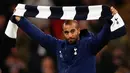 Gelandang asal Brasil, Lucas Moura membentangkan syal klub barunya di Stadion Wembley di London (31/1). Lucas Moura dibeli Tottenham Hotspur dari Paris Saint-Germain seharga 25 juta pound sterling. (AFP Photo/Adrian Dennis)