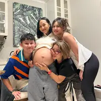 Kebahagiaan menyelimuti pasangan Rinni Wulandari dan Jevin Julian. Pasangan ini baru saja dikaruniai anak keduanya. Pasangan yang tengah berbahagia ini memberi nama anak keduanya Clef Kiora Julian. [Instagram/rinni_w]