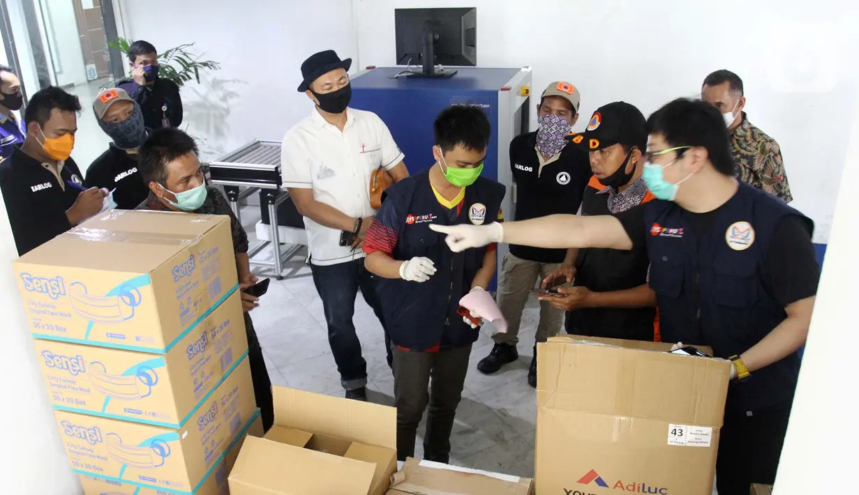 Petugas mengecek bantuan berupa 10.000 masker kain, 5.000 masker medis, APD, sepatu boot dan hand sanitizer di Balaikota Jakarta, Kamis (9/4/2020). Bantuan HIPMI Jaya dan APPI tersebut guna meringankan warga Jakarta selama masa pandemi Corona Covid-19. (Liputan6.com/Fery Pradolo)