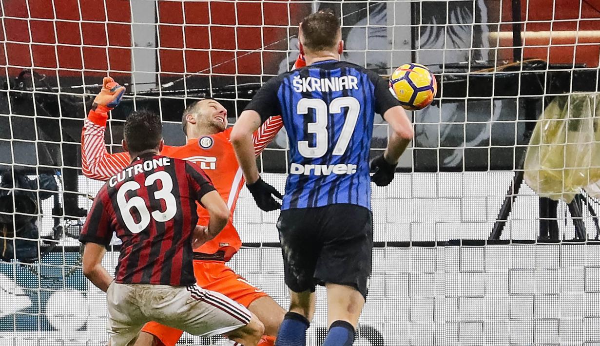 Striker AC Milan, Patrick Cutrone, mencetak gol ke gawang Inter Milan pada laga perempat final Coppa Italia di Stadion San Siro, Rabu (27/12/2017). AC Milan menang 1-0 atas Inter Milan. (AP/Antonio Calanni)
