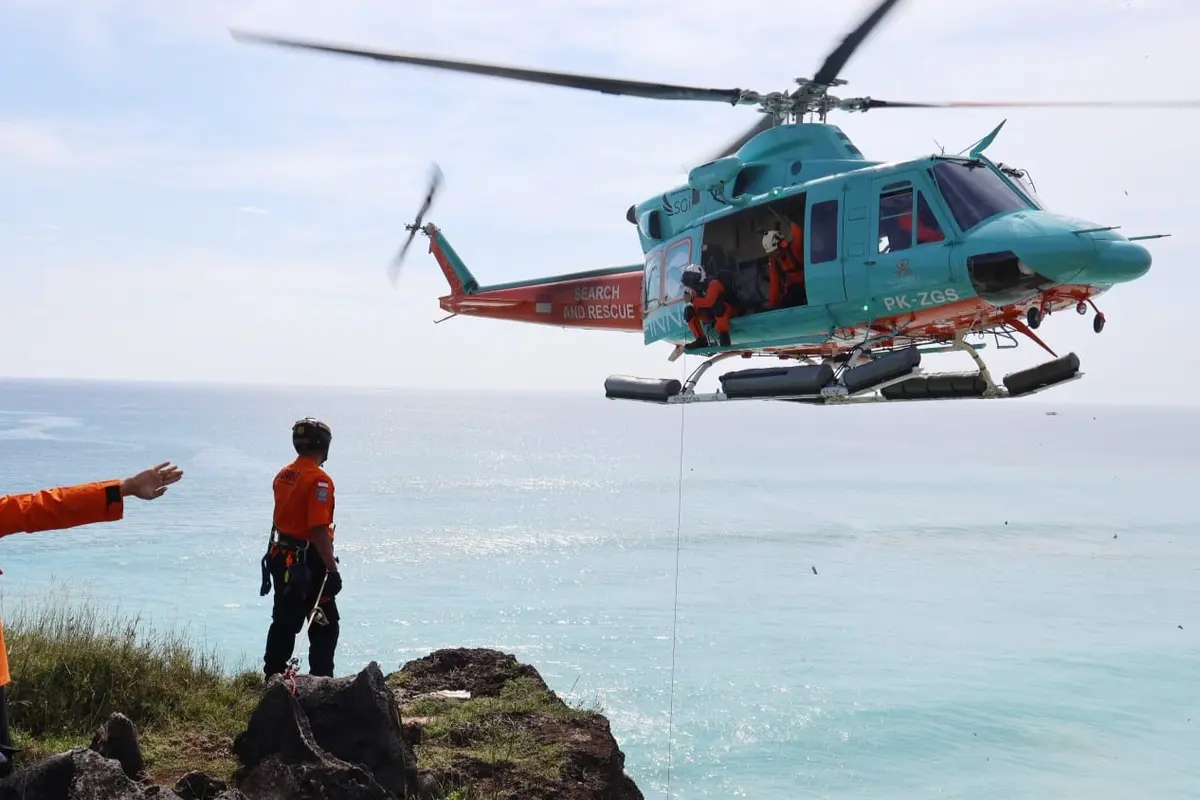 Tim SAR Denpasar mengevakuasi dua warga negara asing asal Rusia yang terjebak di bawah tebing di Pantai Cemongkak menggunakan helikopter.