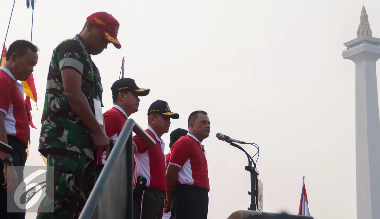Panglima TNI Jenderal TNI Gatot Nurmantyo membuka lomba lari 10k  di Silang Monas, Jakarta, Minggu (27/9/2015). Gatot menyampaikan acara ini tidak sekadar sebagai perayaan untuk TNI. Tapi menjadi ajang mencari ‎bibit pelari. (Liputan6.com/Faizal Fanani)