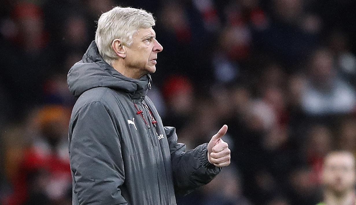 Pelath Arsenal, Arsene Wenger memberikan arahan kepada timnya saat melawan Crystal Palace pada lanjutan Premier League di Emirates stadium, London, (20/1/2018). Arsenal menang 4-1. (AP/Frank Augstein)