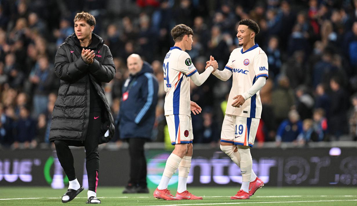 Pemain Chelsea, Reggie Walsh (tengah) merayakan kemenangan atas Djurgardens bersama rekannya, Jadon Sancho dalam laga leg 1 semifinal Conference League 2024/2025 di 3Arena, Stockholm, Swedia, Kamis (01/05/2025) waktu setempat. (AFP/Jonathan Nackstrand)