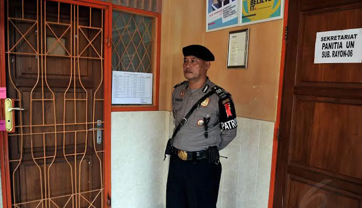 Penjagaan juga dilakukan di ruang sekretariat penyelenggaraan UN di beberapa rayon, termasuk Sub-Rayon 06 di Jakarta (Liputan6.com/Johan Tallo)