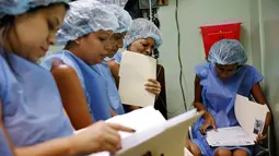 Sejumlah pasien menunggu  untuk operasi sterilisasi di sebuah rumah sakit di Caracas, 27 Juli 2016. Krisis ekonomi parah yang melanda Venezuela membuat banyak wanita memilih operasi sterilisasi untuk mencegah kehamilan. (REUTERS/Carlos Garcia Rawlins)
