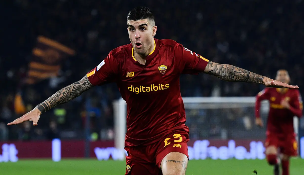 Pemain AS Roma, Gianluca Mancini melakukan selebrasi setelah mencetak gol kemenangan timnya ke gawang Juventus pada laga pekan ke-25 Liga Italia 2022/2023 yang berlangsung di Stadio Olimpico, Senin (06/03/2023) dini hari WIB. (AFP/Filippo Monteforte)