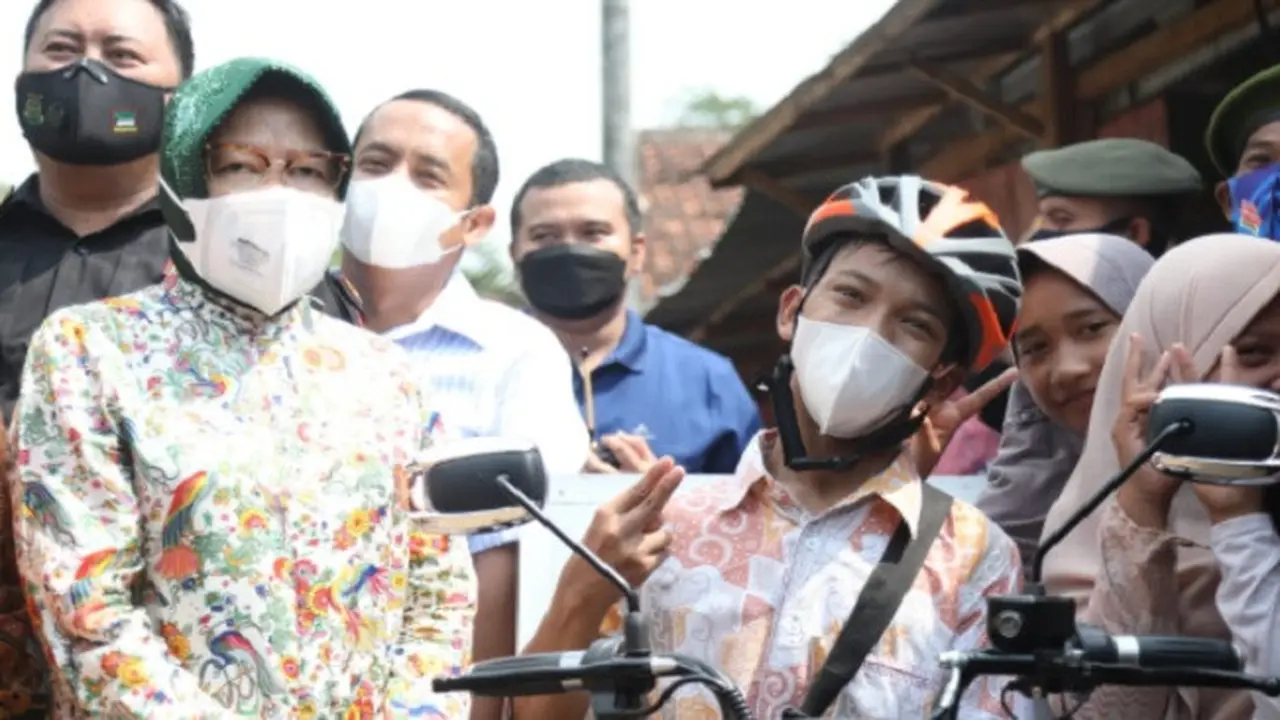 Menteri Sosial Tri Rismaharini bersama Gading Ogi Saputra (Tangkapan Layar Kemensos)