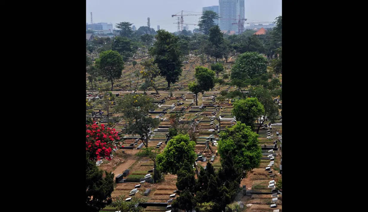 Areal pemakaman di TPU Karet Bivak, Jakarta, terlihat sudah padat, (13/10/14). (Liputan6.com/Johan Tallo) 