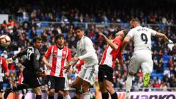 Proses gol Benzema lewat sundulan ke gawang Bilbao pada laga lanjutan La Liga di pekan ke-33 yang berlangsung di Stadion Santiago Bernabeu, Madrid, Minggu (21/4). Real Madrid menang 3-0 atas Bilbao. (AFP/Gabriel Bouys)