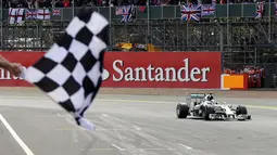 Pembalap Formula Satu dari tim Mercedes, Lewis Hamilton, tampil tercepat di GP Inggris dengan catatan waktu 2:26:52,094 detik, (6/7/2014). (REUTERS/Francois Lenoir)