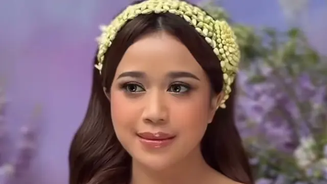 Brisia Jodie saat siraman dengan hiasan rambut ronce melati di rambut. [@marlenehariman]