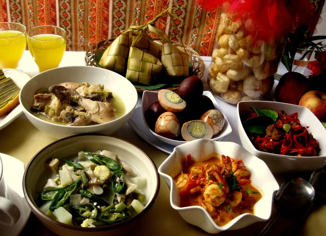 Makanan khas Lebaran yang memiliki kalori tinggi. (sumber foto: tourismnews.co.id)