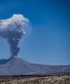 Ilustrasi gunung mengeluarkan abu vulkanik. (Pixabay/MonikaP)