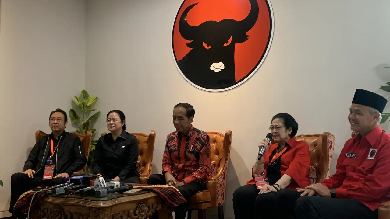 Presiden Jokowi didampingi Ketum PDIP Megawati Soekarnoputri, Ketua DPP PDIP Prananda Prabowo dan Puan Maharani, dan Bacapres 2024 Ganjar Pranowo dalam konferensi pers usai pembukaan Rakernas III PDIP.