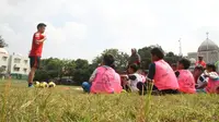Urawa Red Diamonds menggelar coaching clinic atau pelatihan dasar sepak bola kepada siswa-siswa Sekolah Dasar di dua kota, Jakarta dan Bali. (Istimewa/PT Krama Yudha Tiga Berlian Motors)