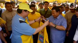 Prabowo tiba di lokasi pada pukul 12.30 WIB. Kedatangan Prabowo langsung disambut Ketua Umum Partai Golkar Airlangga Hartarto dan Ketua DPP Partai Golkat Ravindra Airlangga. (merdeka.com/Arie Basuki)