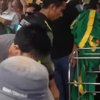 Jenazah Ayahanda Ariel NOAH Masuk ke Liang Lahat