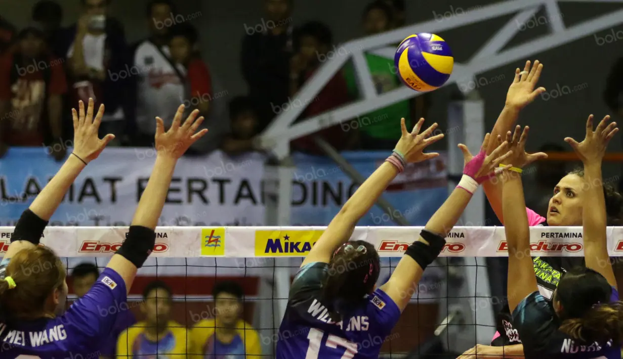 Pemain Jakarta Pertamina Energi, Logan Tom, melakukan spike ke arah pemain Jakarta Elektrik PLN pada lanjutan Proliga 2016 di Hall Basket Gelora Bung Karno, Senayan, Jakarta, Sabtu (2/4/2016). (Bola.com/Nicklas Hanoatubun)