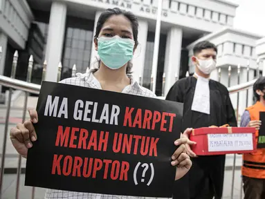 Aktivis ICW menggelar aksi di depan Gedung Mahkamah Agung, Jakarta, Senin (8/11/2021). Aksi ini buntut dari MA yang mengeluarkan putusan kabul atas permohonan uji materi terhadap PP 99 Tahun 2012 tentang Syarat dan Tata Cara Pelaksanaan Hak Warga Binaan Pemasyarakatan. (Liputan6.com/Faizal Fanani)