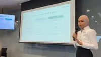 Group Head Product Strategy XL Axiata Rendhita Istimarini Putri menjelaskan tentang teknologi baru yang diadopsi layanan konvergensi XL Axiata, yakni Fiber To The Home (Liputan6.com/ Agustin Setyo Wardani)