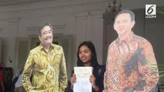 Para pendukung Basuki Tjahaja Purnama alias Ahok tak kehabisan akal untuk dapat berfoto dengan gubernur non-aktif DKI Jakarta itu. Meski Ahok tak ada di Balai Kota, para pendukung tetap datang untuk sekadar berfoto dengan standing figure Ahok. 