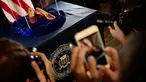 Awak media mengambil gambar sepatu ruby yang pernah dikenakan aktris Judy Garland dalam "The Wizard of Oz" di Kantor FBI, Minnesota, Selasa (4/9). Sepatu ini pernah dicuri pada 2005 dari Judy Garland Museum. (Richard Tsong-Taatarii/Star Tribune via AP)