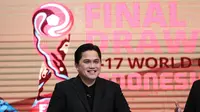 Ekspresi Ketua Umum PSSI, Erick Thohir, saat menjadi pembicara sekaligus menyaksikan proses Drawing Piala Dunia U-17 2023 di Studio 2 Indosiar, Jakarta, Jumat (15/9/2023). (Bola.com/Bagaskara Lazuardi)