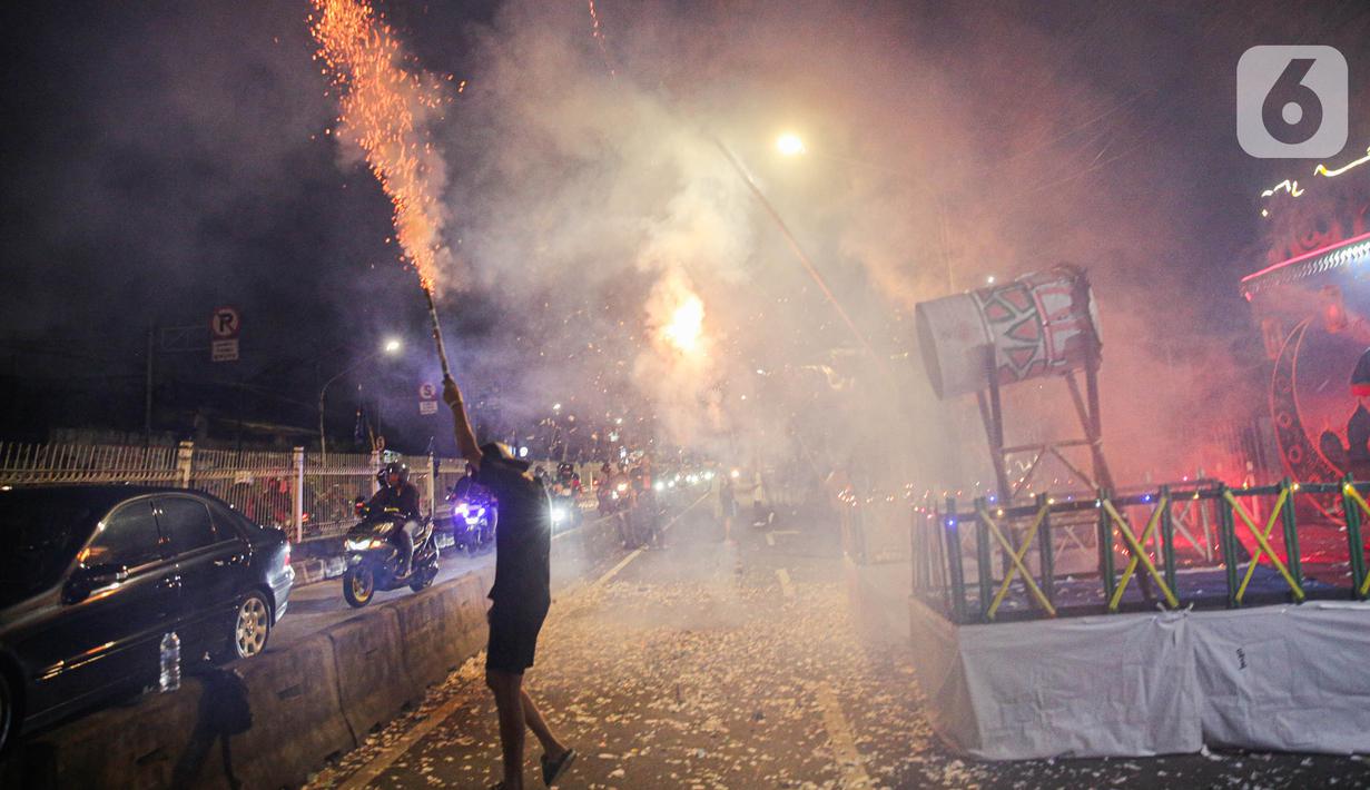 Mereka juga menyalakan petasan dan suar. (Liputan6.com/Faizal Fanani)