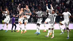 Para pemain Juventus merayakan kemenangan atas Fiorentina pada pertandingan leg kedua semifinal Coppa Italia di Stadion Juventus, Turin, Italia, 20 April 2022. Juventus menang 2-0. (Marco BERTORELLO/AFP)