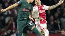 Penyerang Liverpool Darwin Nunez melompat untuk berebut bola dengan bek Ajax Amsterdam Jorge Sanchez pada matchday kelima Grup A Liga Champions 2022-2023 di Johan Cruiff Arena,  Kamis (27/10/2022) dini hari WIB. Dengan kemenangan ini Liverpool menemani Napoli lolos ke babak 16 besar Liga Champions dari Grup A. (AP Photo/Peter Dejong)