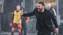 Pelatih AS Roma, Daniele De Rossi, memberikan arahan kepada anak asuhnya saat melawan Inter Milan pada pekan ke-24 Serie A 2023/2024 di Stadio Olimpico, Minggu (11/2/2024). AS Roma takluk dengan skor 2-4. (AFP/Alberto Pizzoli)