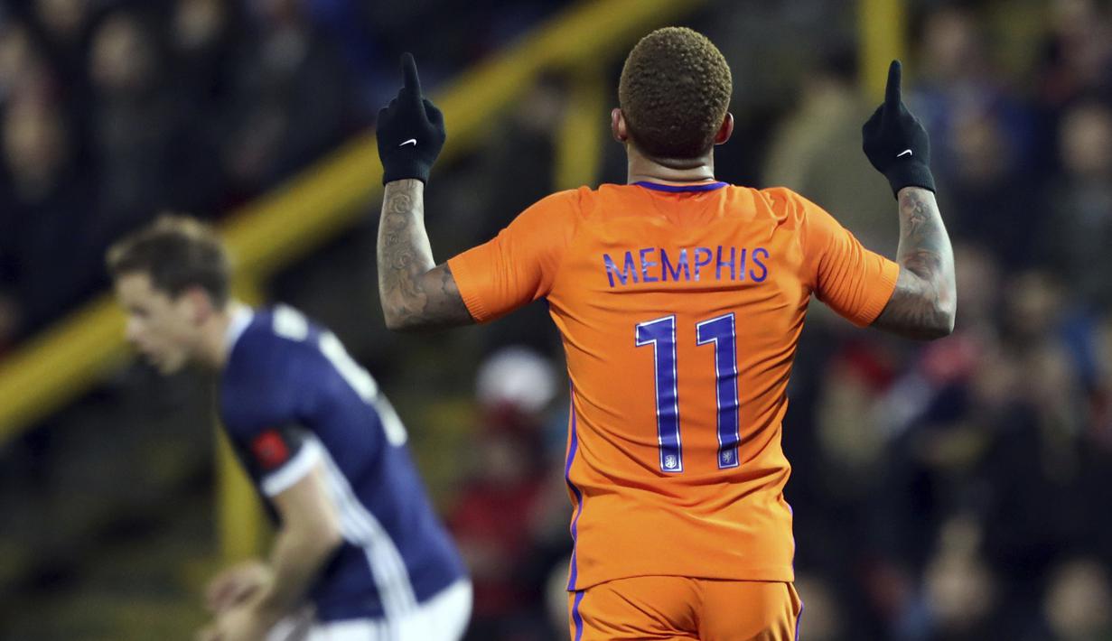 Ekspresi pemain Belanda, Memphis Depay usai membobol gawang Skotlandia pada laga persahabatan di Pittodrie, Aberdeen, Skotlandia (9/11/2017). Belanda menang 1-0. (Andrew Milligan/PA via AP)
