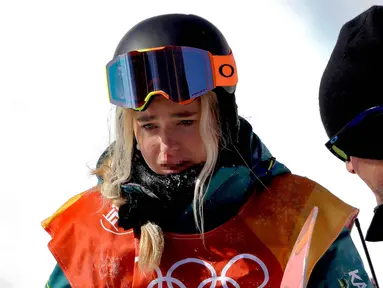 Atlet Snowboarding dari Australia, Emily Arthur mendapat perawatan setelah terjatuh dalam pertandingan semifinal halfpipe putri pada Olimpiade Musim Dingin 2018 di Pyeongchang, Korea Selatan, (13/2). (AP Photo / Gregory Bull)