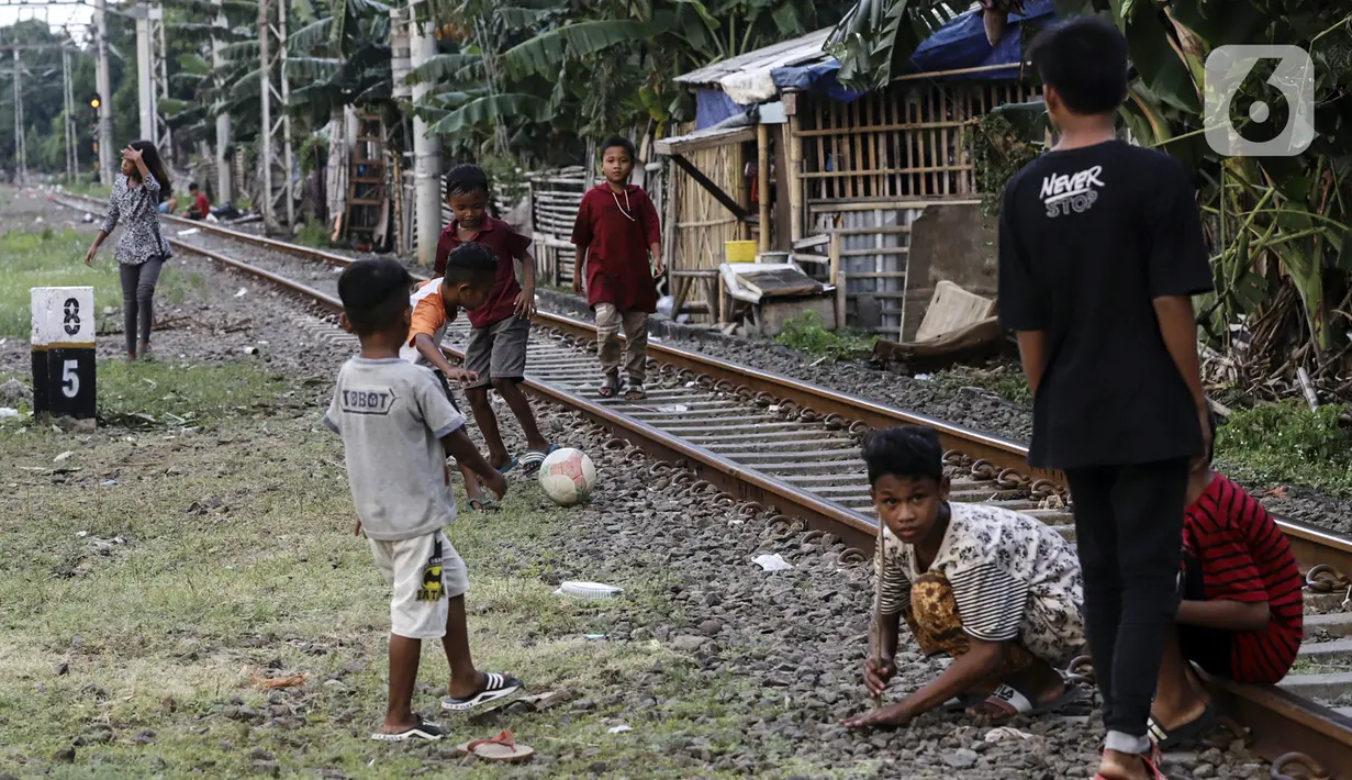 Anak-anak bermain di tengah perlintasan kereta api kawasan Ancol, Jakarta Utara, Kamis (19/5/2022). Kelompok umur kasus diduga hepatitis akut terbanyak adalah di bawah 5 tahun ada tujuh kasus, 6 sampai 10 tahun ada dua kasus, dan 11-16 tahun ada lima kasus. (Liputan6.com/Johan Tallo)