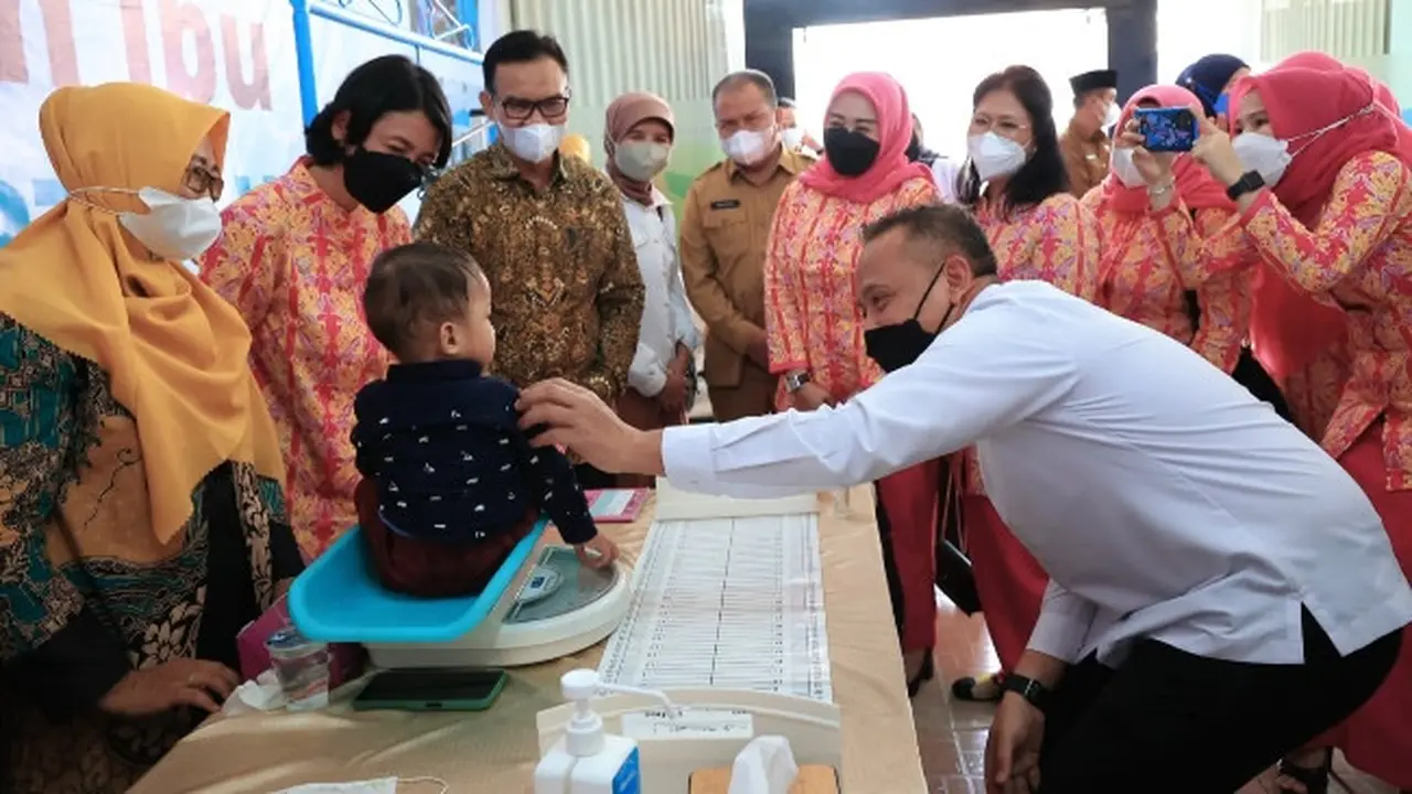 Kepala BKKBN dr hasto Wardoyo (batik cokelat) bersama CEO PTPN V Riau Jatmiko Santosa menyaksikan penimbangan berat badan bayi dalam kegiatan menekan angka stunting di Riau.