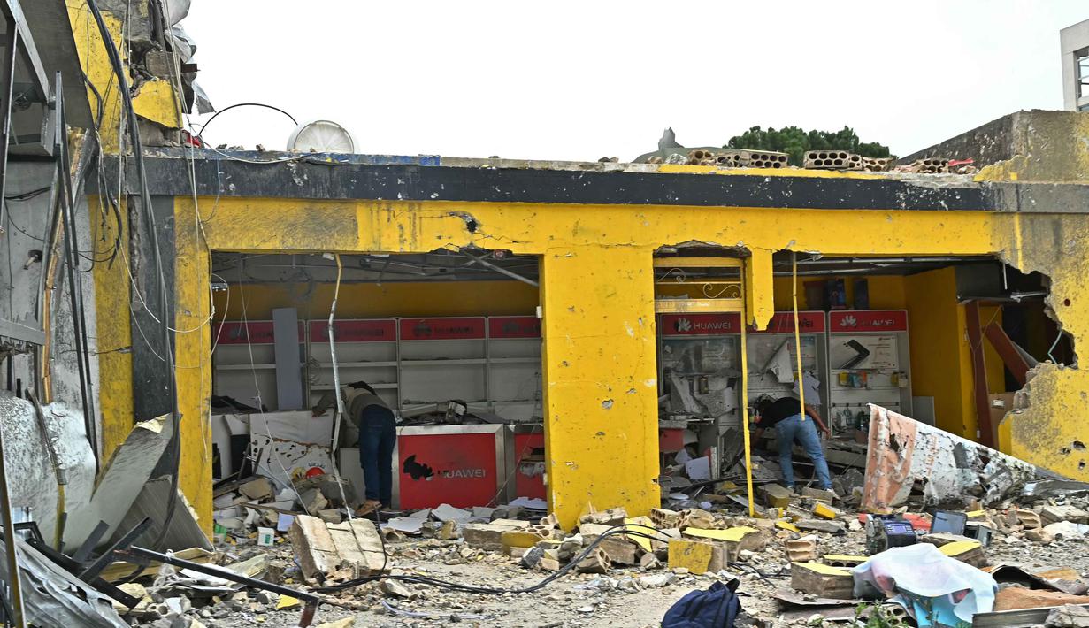 Mereka mencoba memulai kembali kehidupan di tengah situasi gencatan senjata yang masih rentan. Tampak dalam foto, warga memeriksa puing-puing toko mereka yang hancur setelah kembali ke kota Nabatieh, Lebanon Selatan pada Sabtu 18 April 2026. (FADEL itani/AFP)