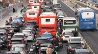 Kendaraan terjebak kemacetan di kawasan Senayan, Jakarta, Sabtu (25/8). Diberlakukannya rekayasa lalu lintas serta tingginya antusias warga menonton Asian Games 2018 menyebabkan sekitar Senayan mengalami kemacetan. (Liputan6.com/Immanuel Antonius)