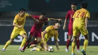 Bek Timnas Indonesia, Nurhidayat Haris, berebut bola dengan bek China, Tao Qianglong, pada laga PSSI 88th U-19 di Stadion Pakansari, Jawa Barat, Selasa (25/9/2018). Indonesia kalah 0-3 dari China. (Bola.com/Vitalis Yogi Trisna)