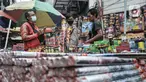 Pembeli melihat berbagai jenis kembang api yang dijual di Pasar Asemka, Jakarta, Selasa (28/12/2021). Sejumlah pedagang petasan dan kembang api mulai ramai di Pasar Asemka meskipun Pemprov DKI dan Polda Metro Jaya melarang penjualan serta perayaan malam Tahun Baru. (merdeka.com/Iqbal S Nugroho)
