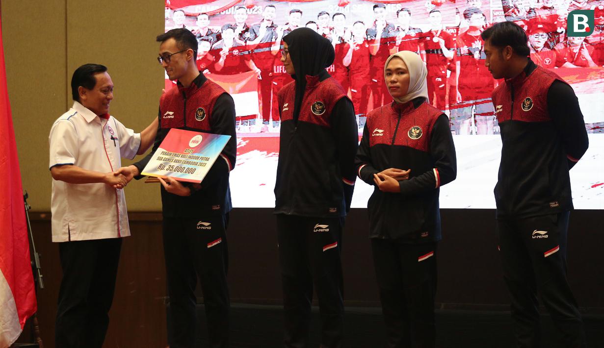 Timnas Bola Voli SEA Games 2023 Kamboja sukses menjadi juara umum dengan merebut total 2 medali emas, 1 perak dan 1 perunggu. Keberhasilan ini sekaligus menjadi hattrick setelah pada SEA Games 2019 dan 2021 juga mencetak torehan serupa. Dua medali emas di Kamboja diraih dari nomor bola voli indoor putra dan bola voli pantai putra, sementara medali perak dari nomor bola voli pantai putri dan perunggu dari nomor bola voli indoor putri. Atas raihan tersebut, PP PBVSI melalui Ketua Umum Imam Sudjarwo memberikan apresiasi kepada para pemain, pelatih dan manajer tim dalam acara penyambutan Timnas Bola Voli SEA Games 2023 sekaligus perkenalan pengurus PP PBVSI masa bakti 2023-2027 yang digelar di Ballroom Hotel Sultan, Senayan, Jakarta, Rabu (24/5/2023). (Bola.com/Bagaskara Lazuardi)