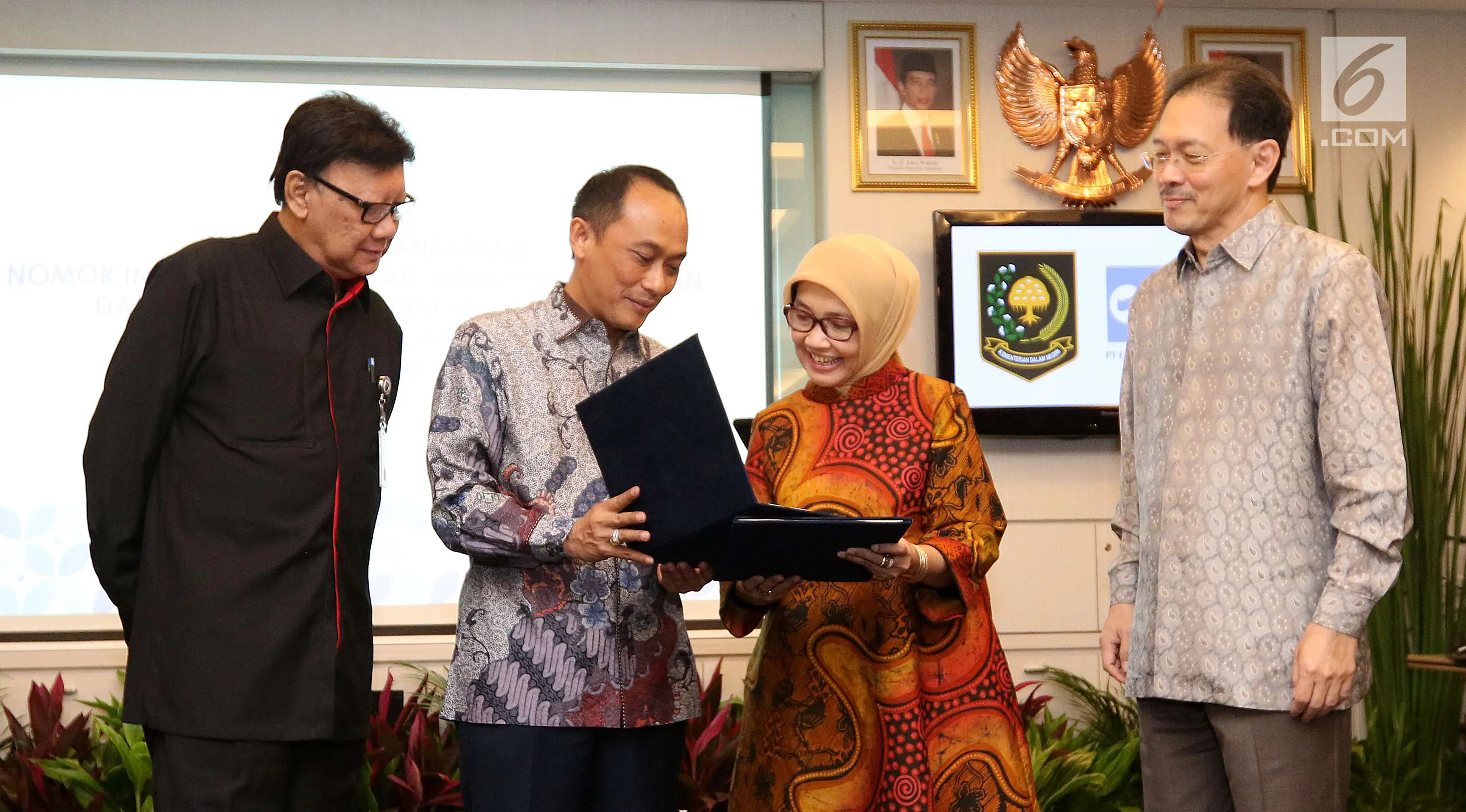 Dirjen Dukcapil, Zudan Arif Fakrulloh (kedua kiri) berbincang dengan Direktur PT. Emtek Yuslinda Nasution (kedua kanan) disaksikan Komisaris Utama PT Emtek Eddy Sariaatmadja dan Mendagri Tjahyo Kumolo di Jakarta, Jumat (13/7). (Liputan6.com/Angga Yuniar)