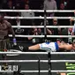 Deontay Wilder memukul jatuh lawannya, Robert Helenius di Barclays Center, New York, Minggu (16/10/2022). (AFP/Angela Weiss)