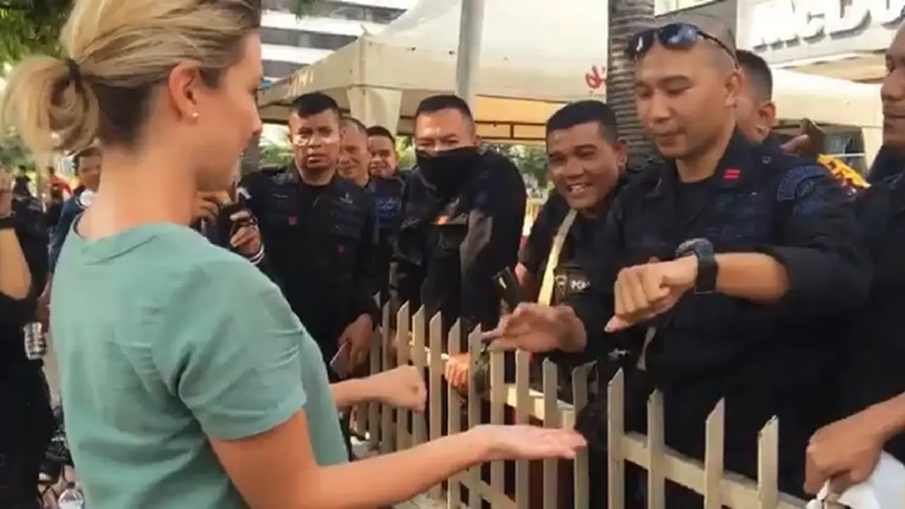 Polisi Ini Lakukan Sulap di Depan Jurnaslis Asing Saat Aksi 22 Mei, Bikin Senyum Sendiri