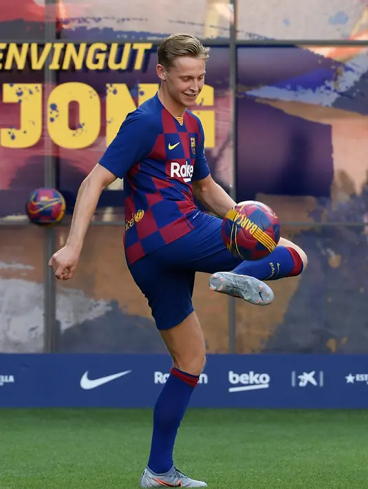 Gelandang asal Belanda Frenkie de Jong menjuggling bola saat pengenalan dirinya di stadion Camp Nou, Spanyol (5/7/2019). Barcelona memboyong Frenkie de Jong dari Ajax Amsterdam seharga 75 juta euro (Rp1,19 triliun). (AFP Photo/Lluis Gene)