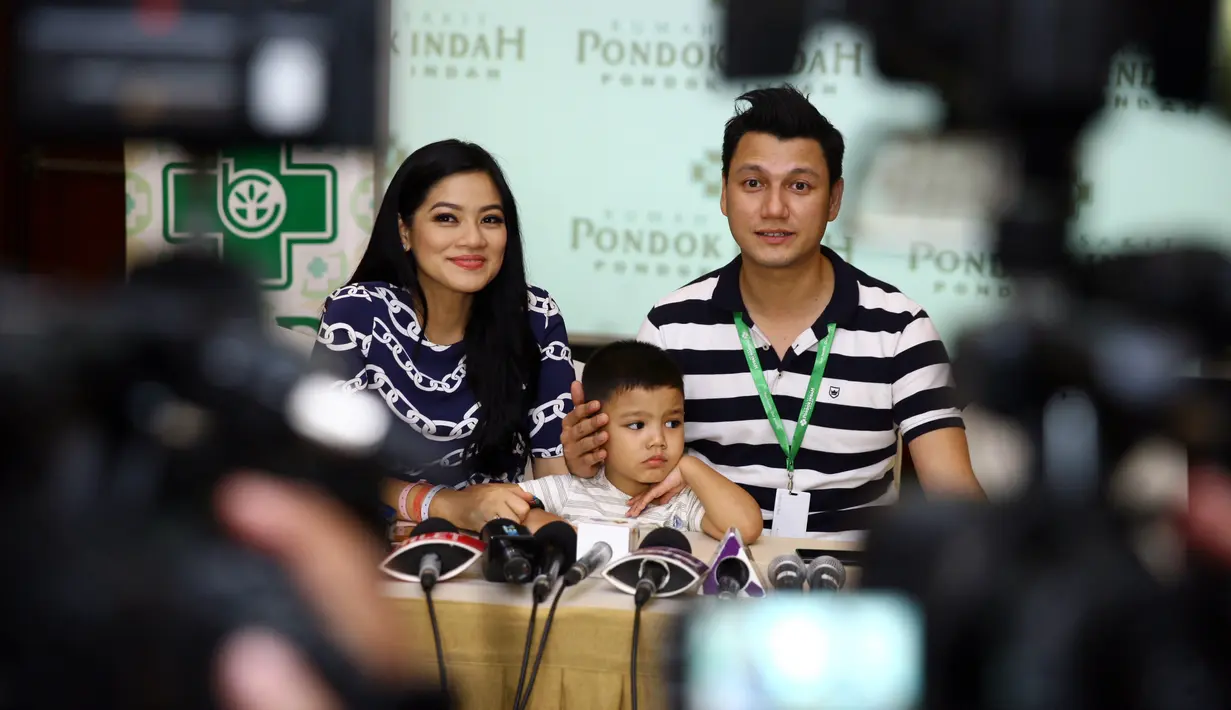 "Kai dalam bahasa Afrika artinya Laut. Kai dalam bahasa Hawaii artinya lautan. Kai dalam bahasa Skandinavia artinya tuan atau raja. Kai dalam bahasa Karakteristik artinya antusias dan bicaranya cepat," tulis Titi. (Nurwahyunan/Bintang.com)