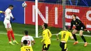 Pemain Sevilla FC Youssef En-Nesyri  mencetak gol ke gawang Borussia Dortmund pada pertandingan leg kedua babak 16 besar Liga Champions di Dortmund, Jerman, Selasa (9/3/2021). Laga berakhir imbang 2-2. (AP Photo/Martin Meissner, Pool)
