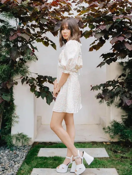 Tampil dengan busana serba putih, gaya OOTD wanita kelahiran 24 Januari 1999 ini juga bisa dijadikan inspirasi. Ia pun terlihat tampil begitu elegan dan menawan dengan simple dress putih yang senada dengan heels. (Liputan6.com/IG/@nikizefanya)
