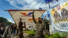 Petugas gabungan yang terdiri dari Satpol PP, Polresta Depok, dan Panwaslu menertibkan alat peraga kampanye (APK) Pemilu 2024 di Jalan Margonda Raya, Kota Depok, Jawa Barat, Rabu (24/1/2024). (merdeka.com/Arie Basuki)
